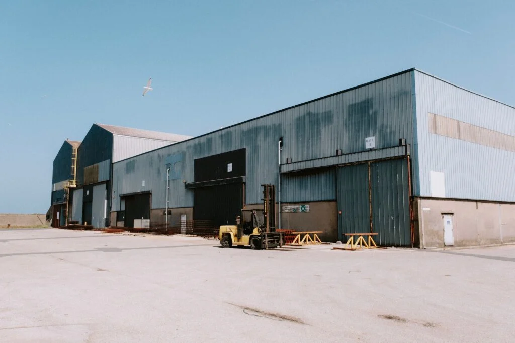 Exterior de nave industrial con montacargas