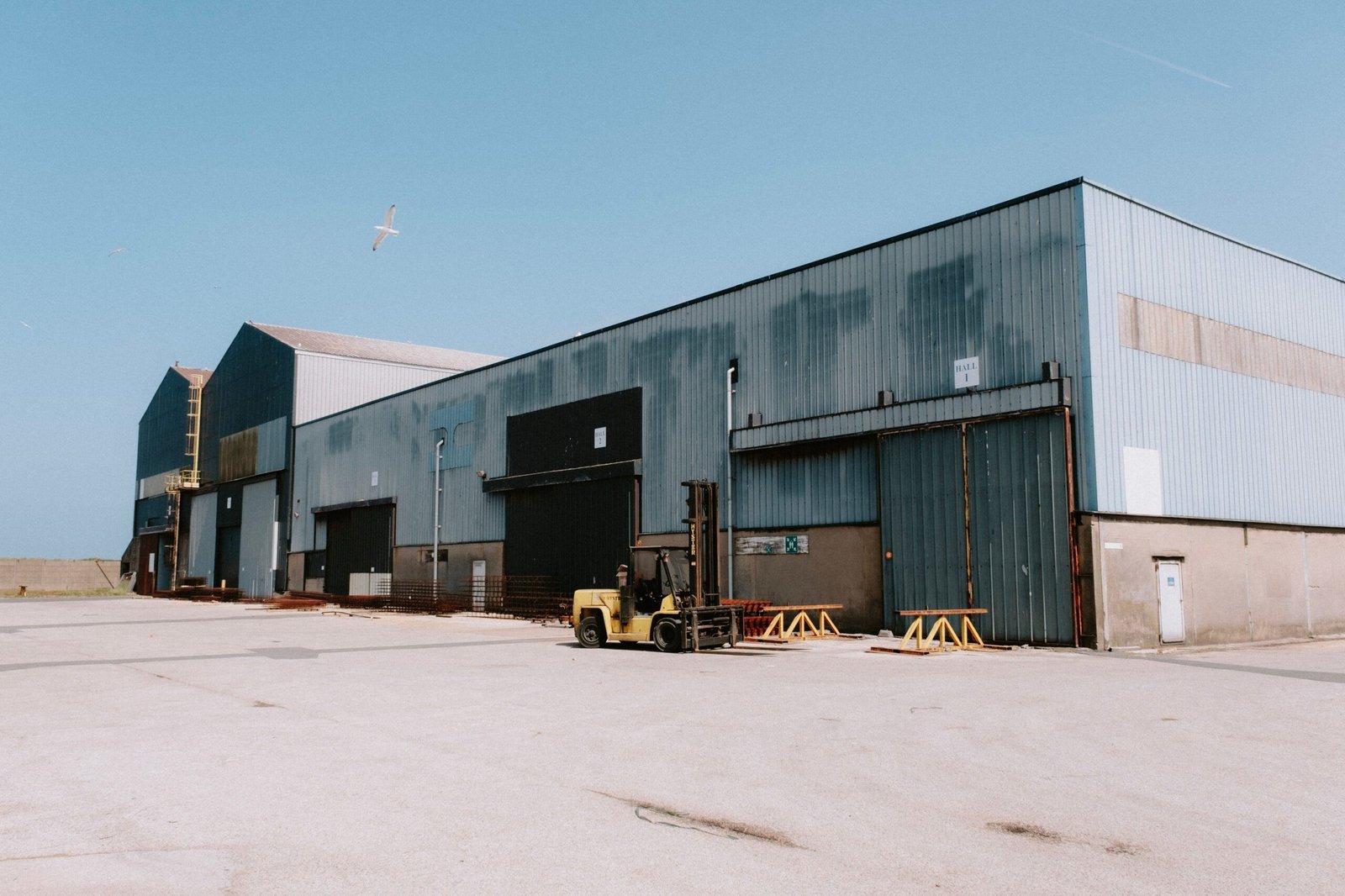 Exterior de nave industrial con montacargas