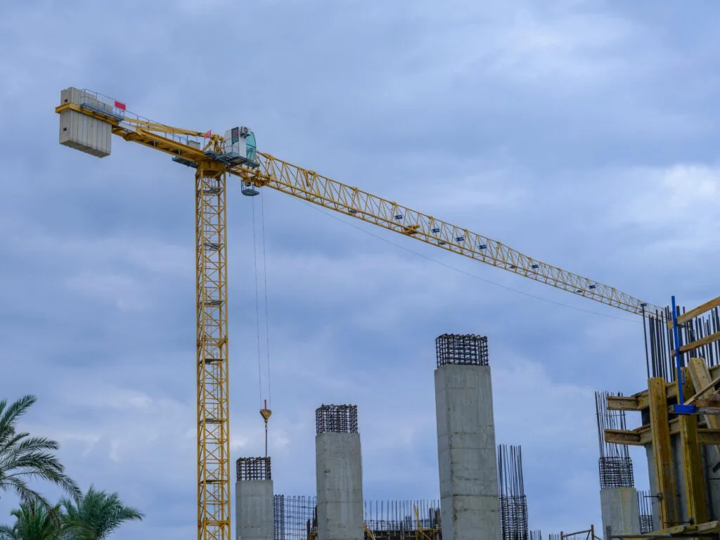 Grua amarilla en sitio de construccion industrial