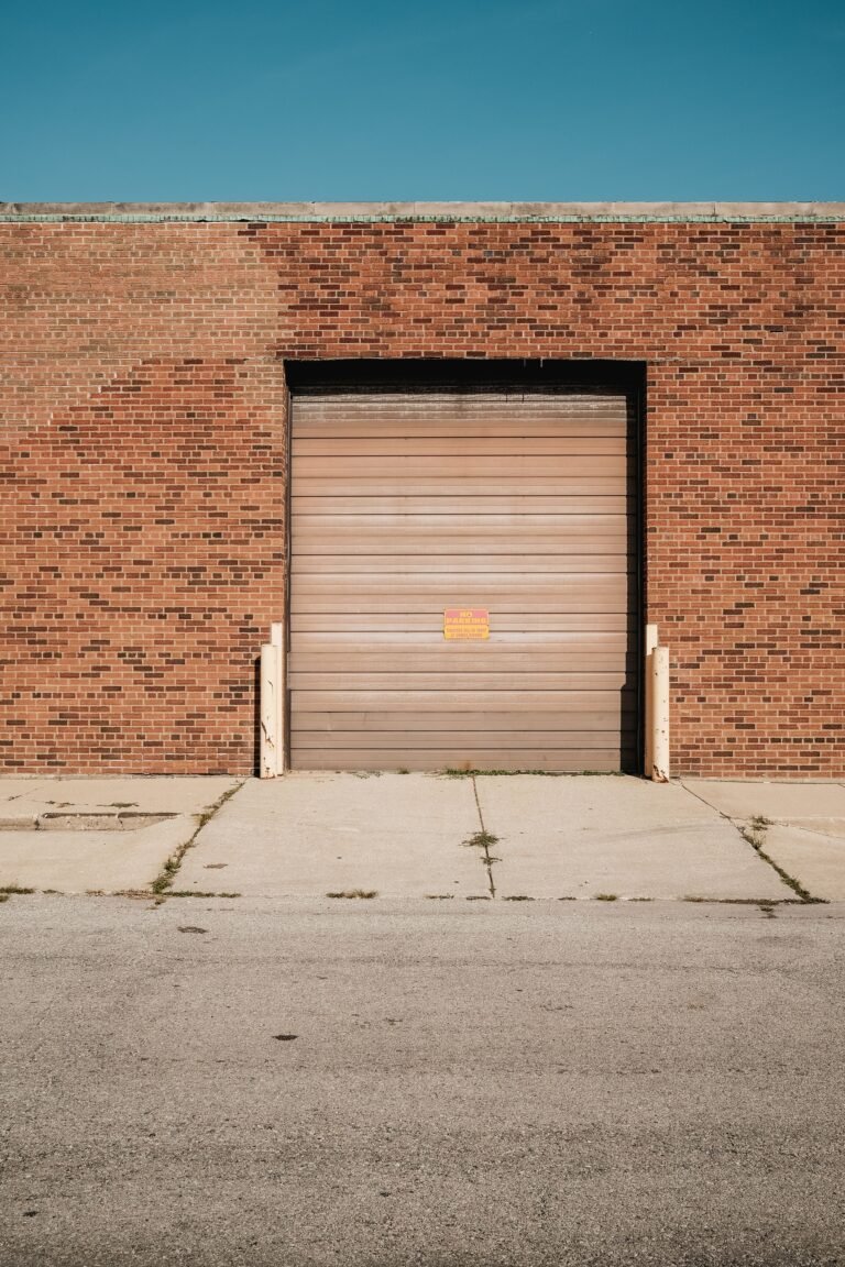 Nave industrial con puerta de carga