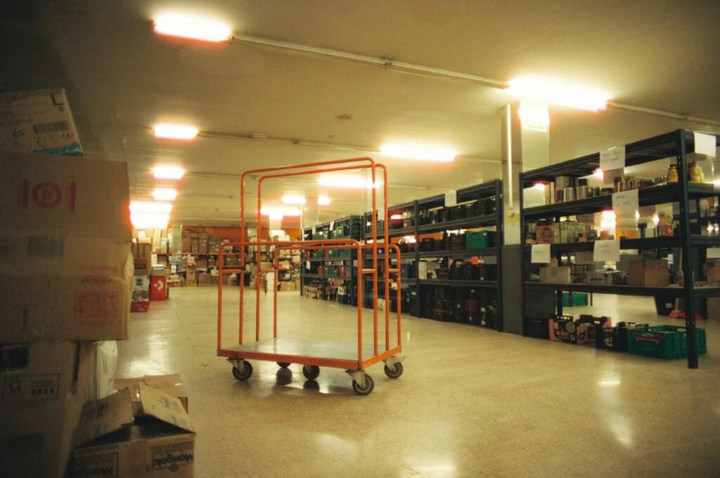 Nave de almacenamiento industrial con anaqueles organizados