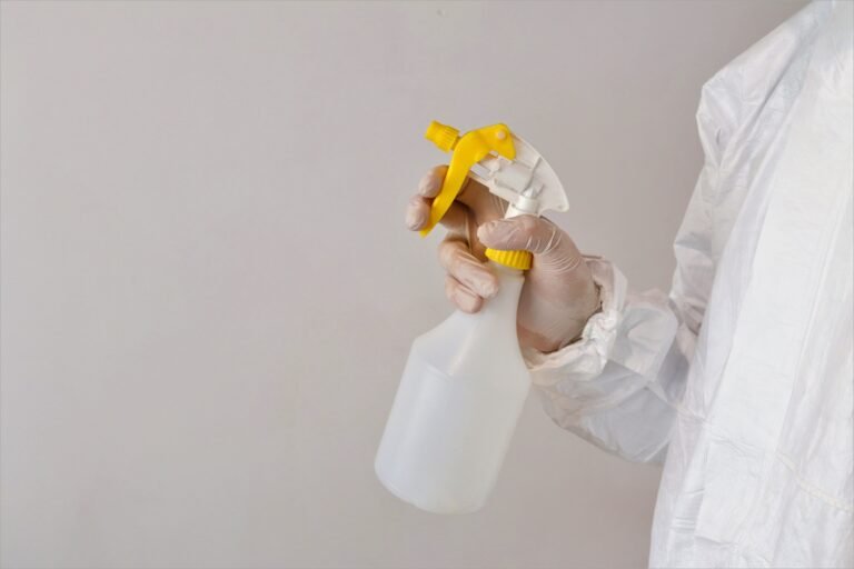 Persona con equipo de proteccion en laboratorio industrial