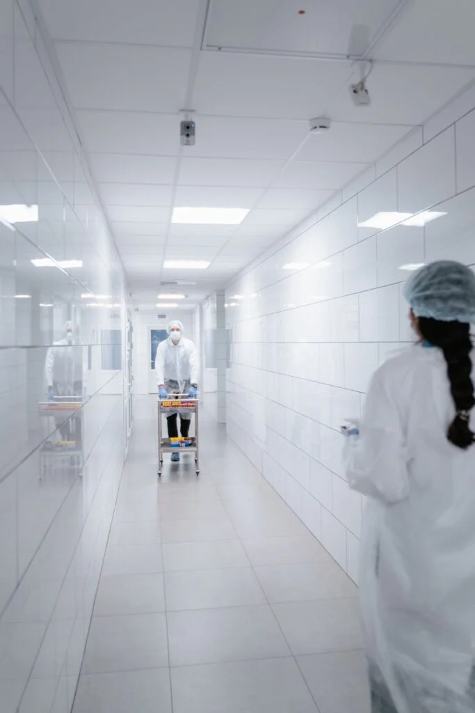 Personal medico con equipo de proteccion en instalacion esteril