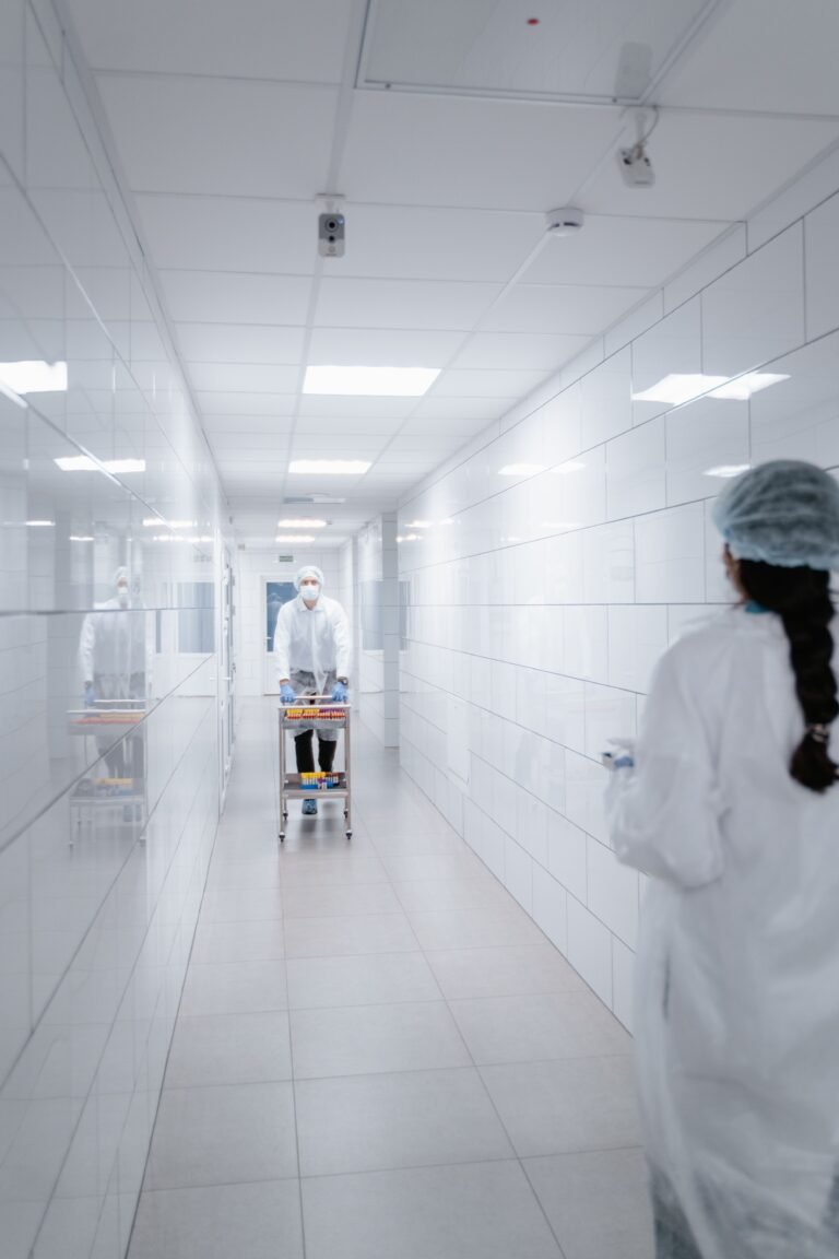 Personal medico con equipo de proteccion en instalacion esteril