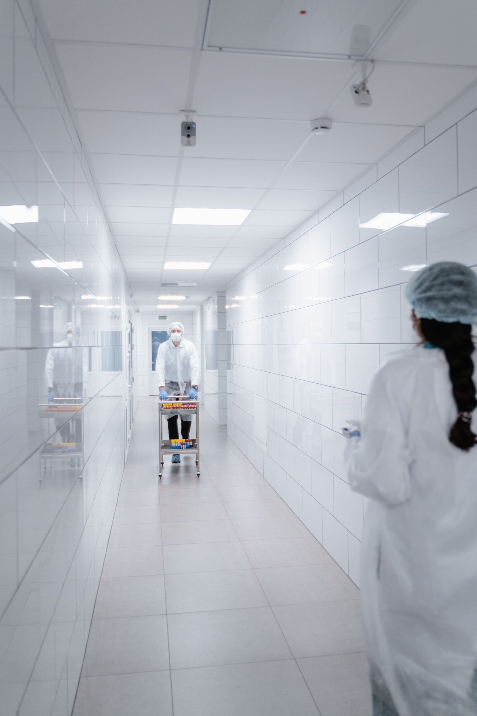 Personal medico con equipo de proteccion en instalacion esteril