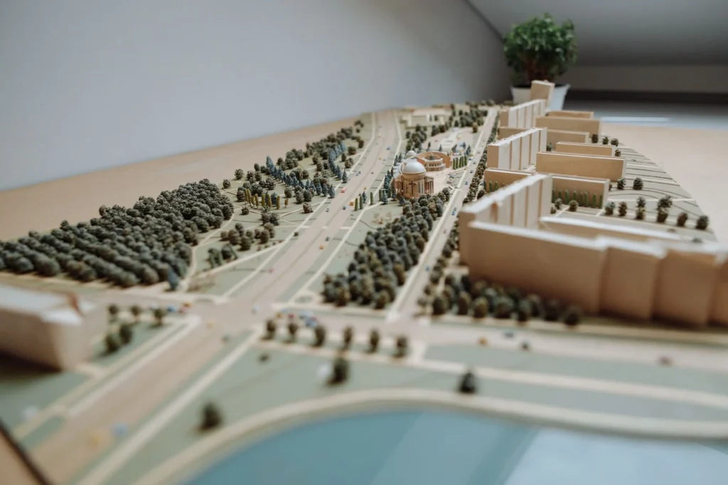 Maqueta de planeacion urbana con calles, manzanas y areas verdes, como las que definen los programas de desarrollo urbano