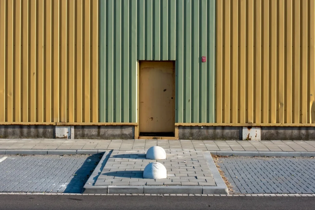 Muro de nave industrial con lámina acanalada arriba y base de concreto abajo
