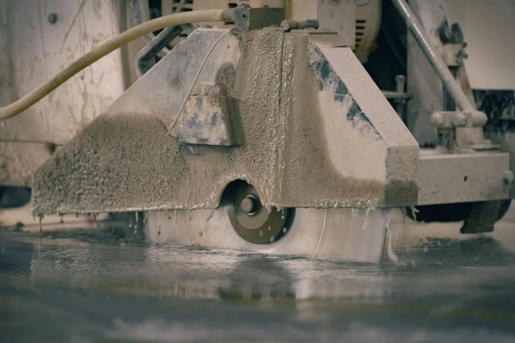 Cortadora de disco con agua cortando una junta de control en la losa de concreto
