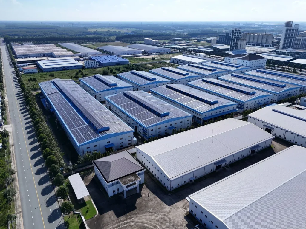 Vista aérea de un parque industrial con naves de techo blanco alineadas sobre vialidades internas